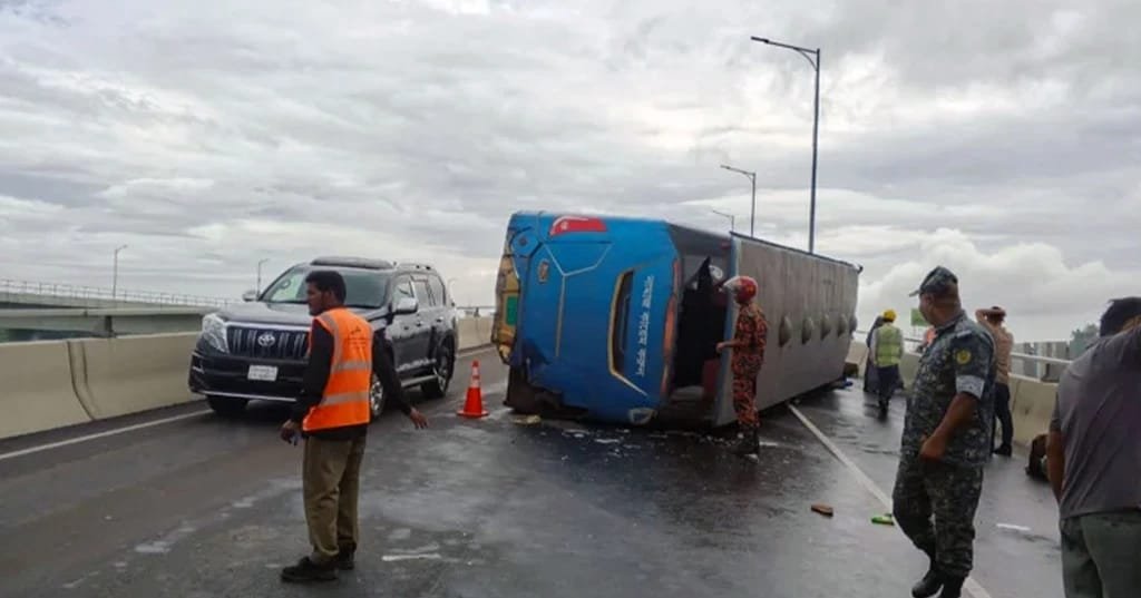 8 injured as bus overturns on Padma Bridge