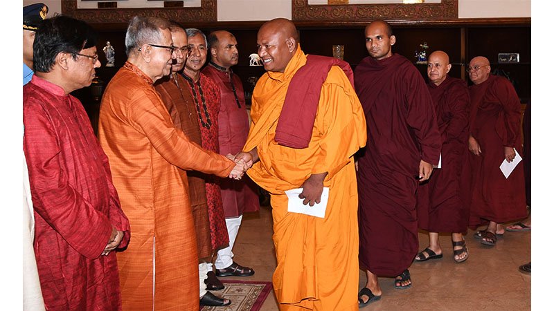 President hosts reception for Buddhists