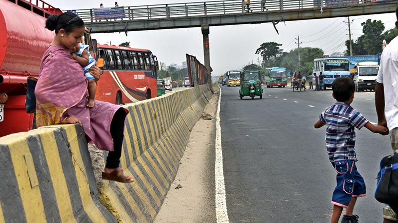 Pedestrians risk life to cross road