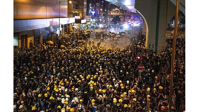 Hong Kong returns to chaos 
