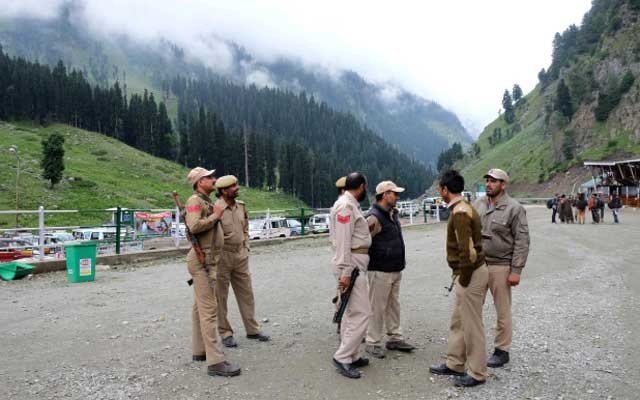 Thousands of Indians flee Kashmir after security advisory
