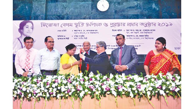 Farida Parveen receives Feroza Begum Gold Medal