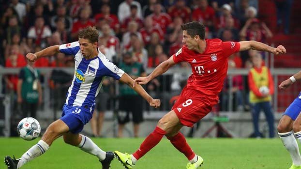 Lewandowski double rescues draw  for Bayern in season opener