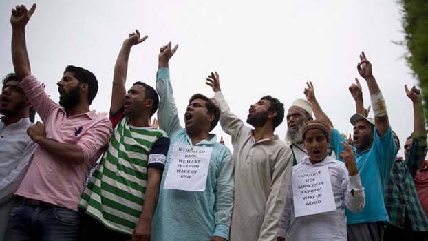 Indian authorities begin easing clampdown in Kashmir