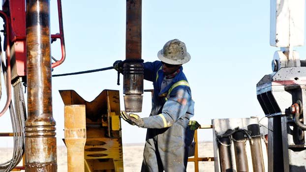 Oil producers pledge to respect cuts as market sags