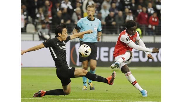 Saka inspires Arsenal with win at Frankfurt