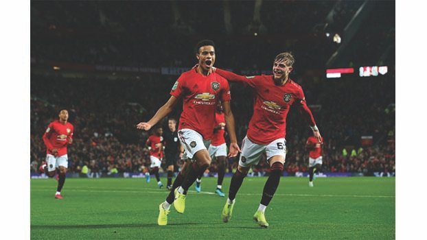 United survive Rochdale scare, Chelsea thrash Grimsby