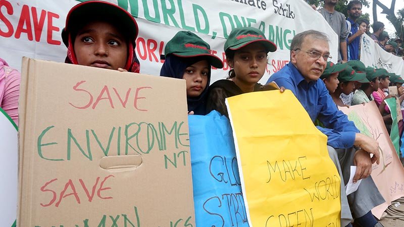 Human chain calls to implement climate treaties