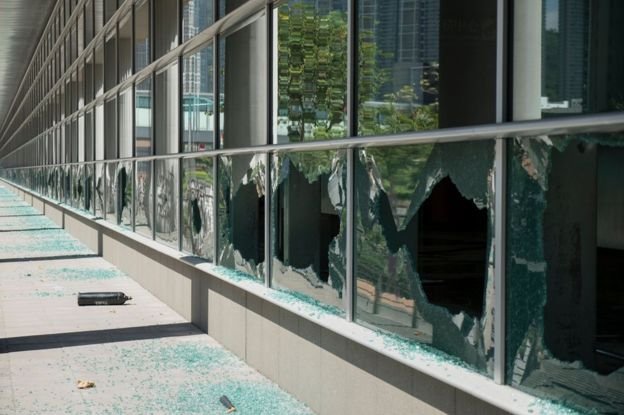Hong Kong: Transport paralysed in clampdown on rioters