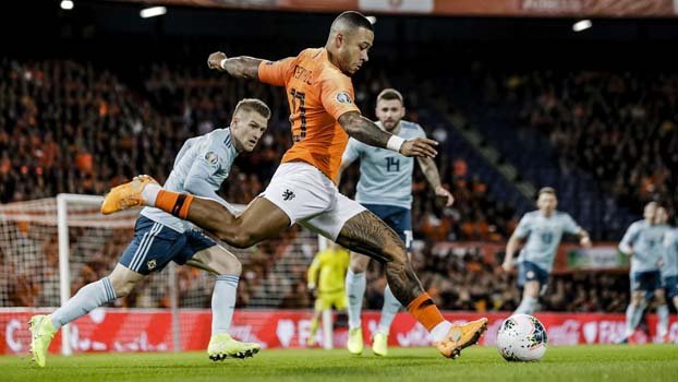 Late goal give Dutch win  against Northern Ireland 