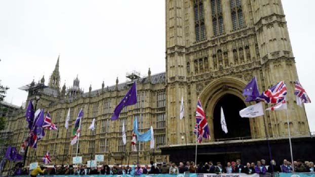 EU and UK scramble for Brexit deal on eve of key summit