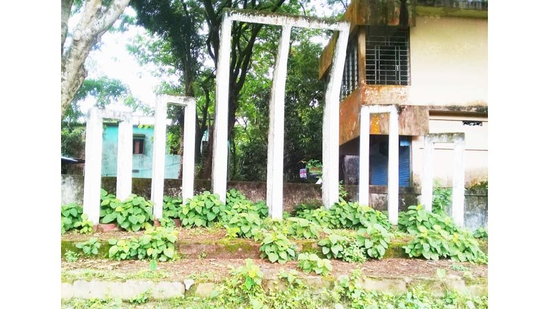 Sacred Shaheed Minar left uncared