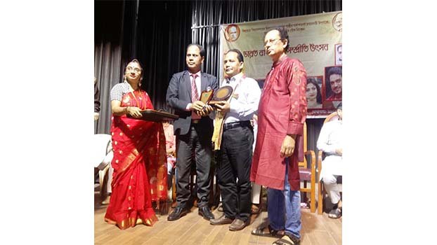Tofazzel receives Mahatma Gandhi Memorial  Ishwarchandra Vidyasagr award in Kolkata   