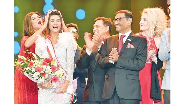 Sushmita Sen crowns Shela as Miss Universe Bangladesh
