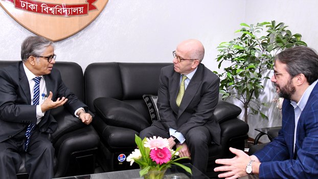 UK team meets DU VC