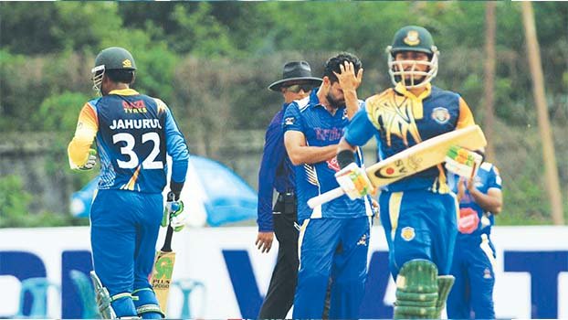 Players pool on cards in DPL