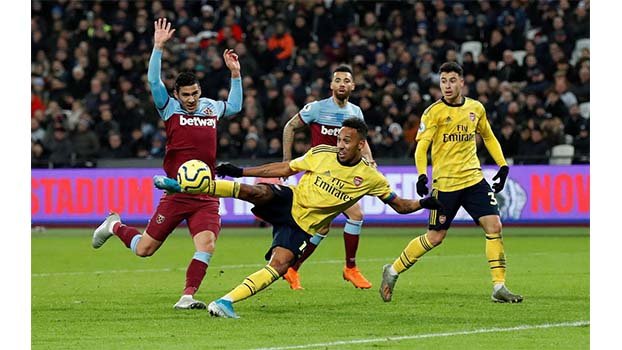 Arsenal sink West Ham to end winless run