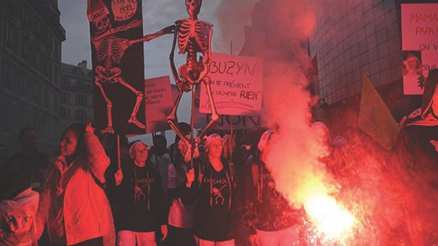 Protesters take to Paris streets in pension reform standoff
