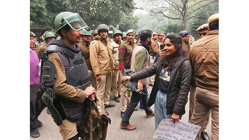 I regret voting for the BJP, Says girl  who gave rose to Delhi policeman