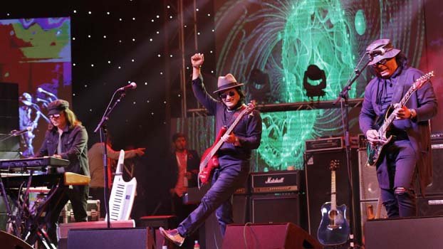 Miles enthralls fans in 40th anniversary concert