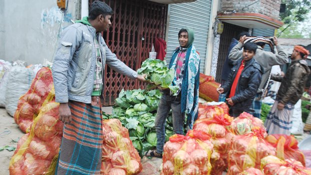 Veg price beyond consumers’ reach in Jhenidah, farmers happy with yield 