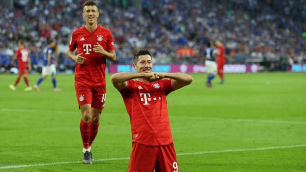 Bayern destroy Schalke  with early Lewandowski