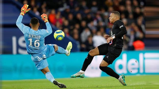 PSG thrash Montpellier amid   two sent-offs