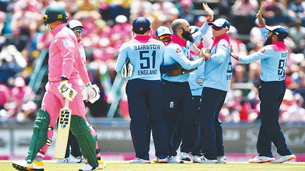 Rashid, Moeen twin on return to keep SA to 256