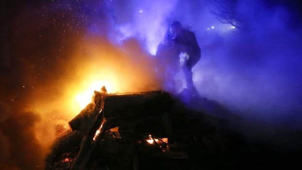 Ukrainians hurl stones at evacuees from China