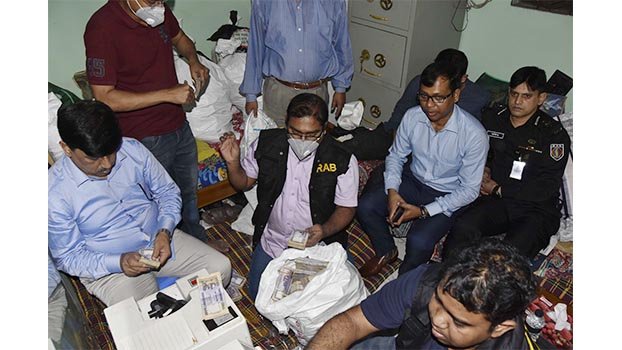 Tk 26.55cr seized from Enu, Rupon’s house