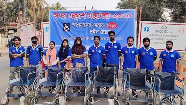 Wheelchair service brings relief to elderly book lovers
