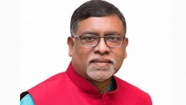 Health Minister urges expats not to return home sans emergency