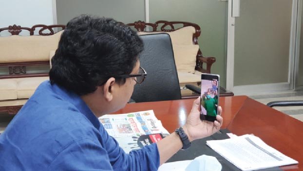 Palak performs office duty through videoconferencing     