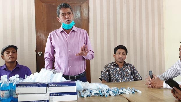 Noakhali journos get masks, hand sanitisers