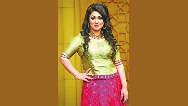 Apu Biswas gives food to 100 people