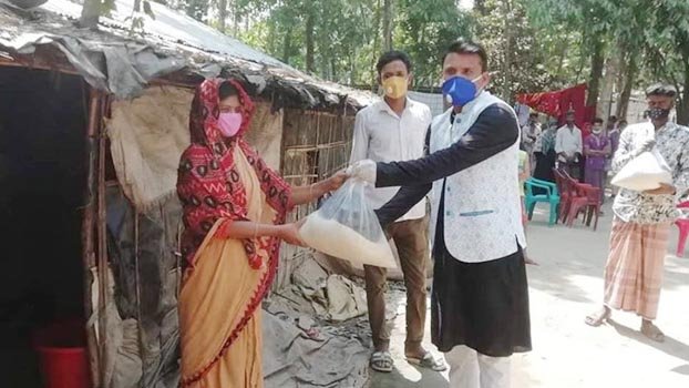 UP chairman delivers food to 1,200 poor families personally