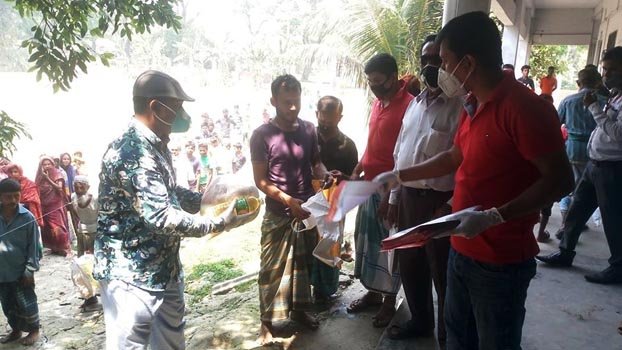 Expatriate distributes relief goods in Shariatpur