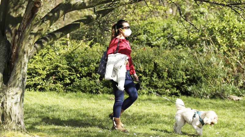 Sunny weather tempts Europe; UK queen urges self-discipline