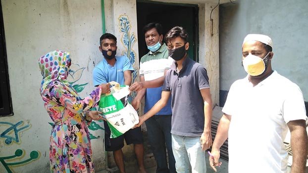 Councillor distributes food