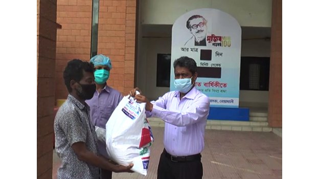 Noakhali Mayor distributes food items among hawkers
