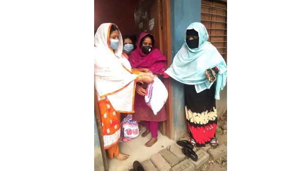 Unemployed women receive food items 