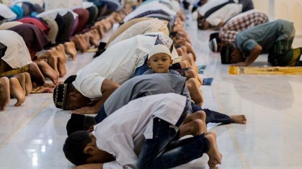 Muslims mark Ramadan with unprecedented virus lockdowns