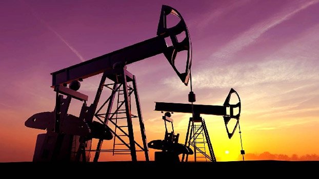 Oil falls on storage woes in virus-hit market