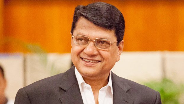 Alamgir with makeup artistes