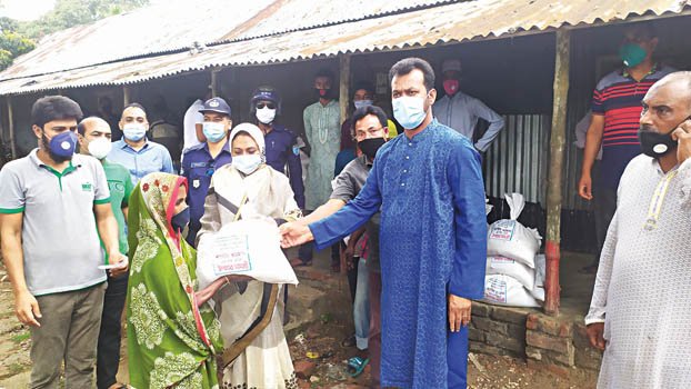 Woman MP  distributes food items among 300 families in Kashiani