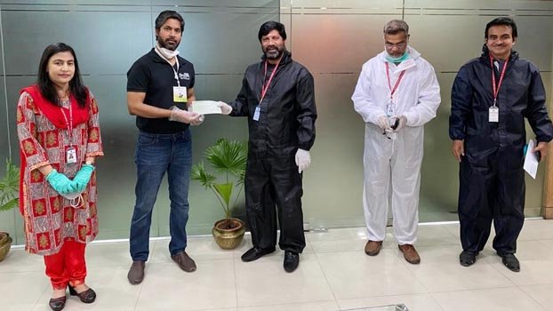 Standard Bank staff provides  food assistance to poor