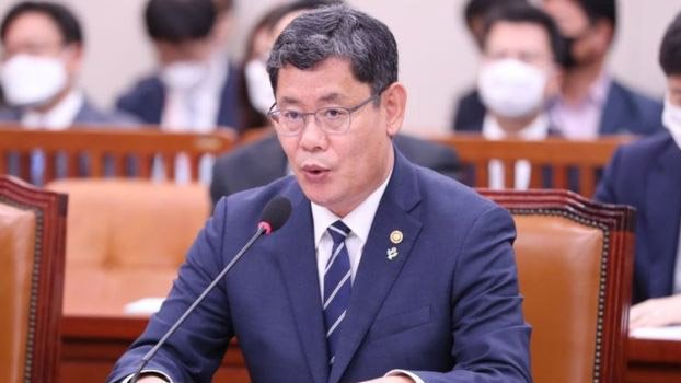 S Korea unification minister offers to resign over tensions with North
