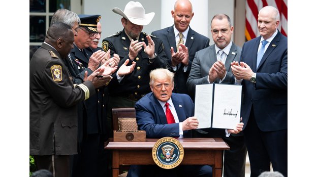 Trump signs order pushing to reduce US police violence