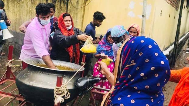 Cooked food distributed among flood victims 