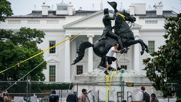 Four men charged for trying to pull down statue outside White House